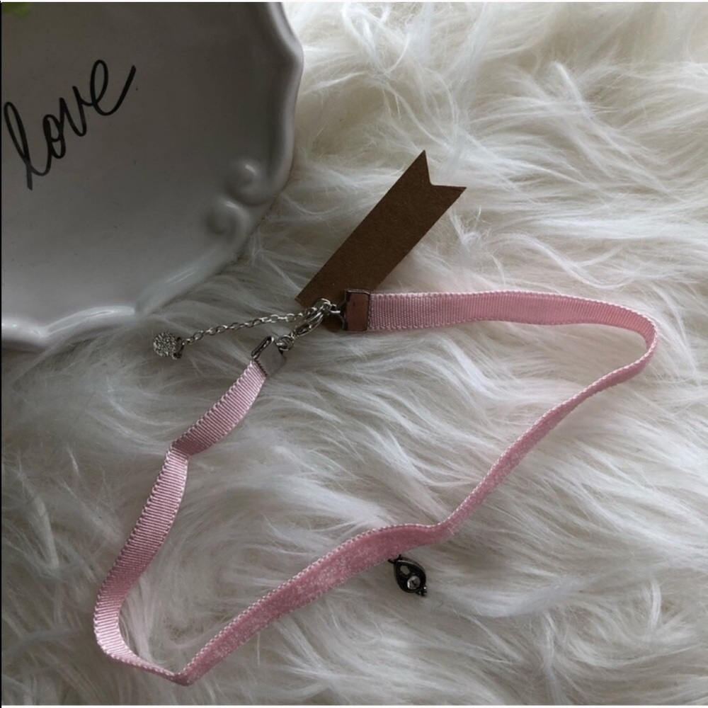5/$25 • Pink velour choker💞